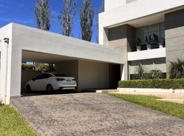 Casa · 205m² · 3 Dormitorios · 2 Cocheras · Casa en Venta en Barrio Cerrado Los Tipales