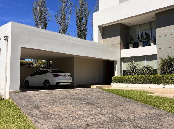 Casa · 205m² · 3 Dormitorios · 2 Cocheras