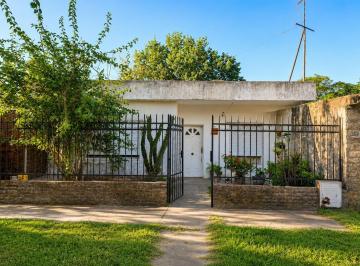 Casa · 101m² · 4 Ambientes · 1 Cochera · Casa en Venta 3 Dorm.