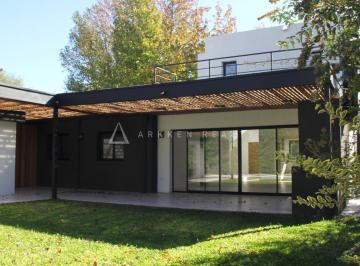 Casa · 220m² · 5 Ambientes · 1 Cochera · Casa en Venta en Lagartos Country Club