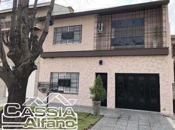 Casa · 220m² · 4 Ambientes · 1 Cochera · Casa - Lomas de Zamora Oeste