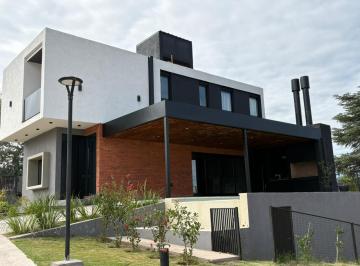 Casa · 157m² · 2 Dormitorios · 2 Cocheras · Venta Casa 2 Dorm. en Housing Villa del Lago - Carlos Paz