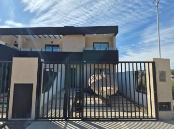 Casa · 131m² · 5 Ambientes · 1 Cochera · Duplex Tres Dorm. B° Jorge Newbery