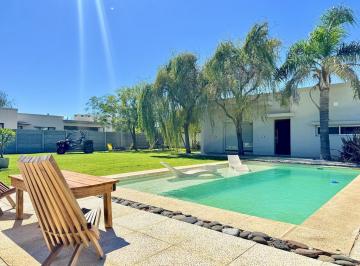 Casa · 90m² · 4 Ambientes · 2 Cocheras · Casa en Roldan, Altura Garita 3. Oportunidad