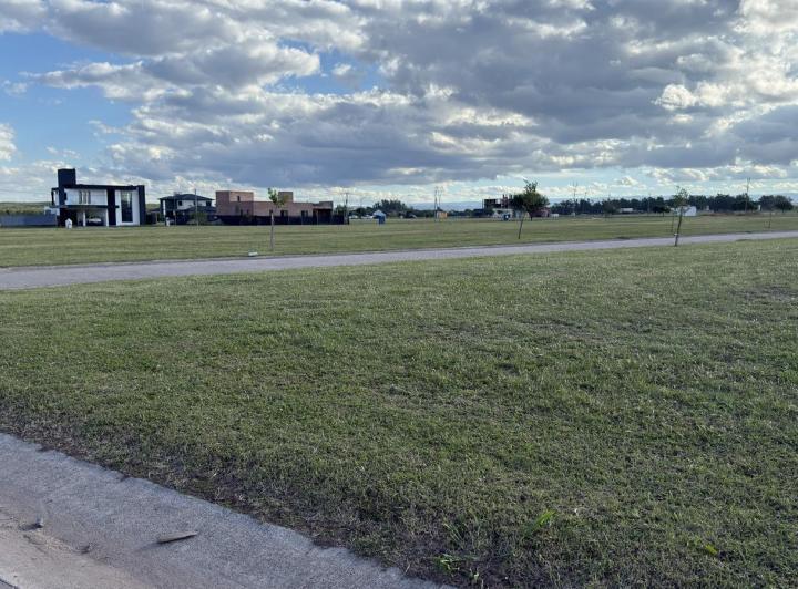 Terreno · 893m²