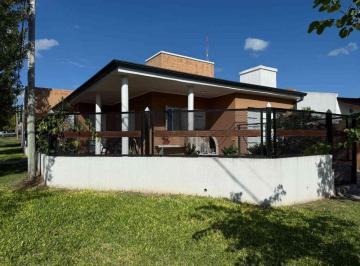 Casa · 130m² · 4 Ambientes · 2 Cocheras · Linda Casa 2 Dorm., El Triangular Oro Verde