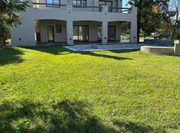 Casa · 350m² · 8 Ambientes · 2 Cocheras · Barrio Privado Bermudas Casa en Alquiler Anual