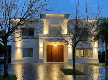 Casa · 294m² · 7 Ambientes · 6 Cocheras · Venta Casa Apto Crédito 4 Dorm. en Suite Más Dependencia en Barrio Los Alisos Nordelta Tigre