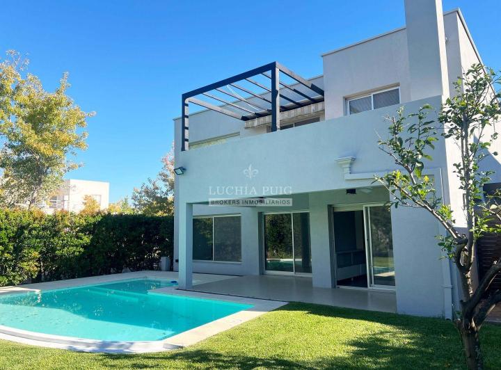 Casa · 230m² · 4 Ambientes