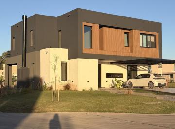 Casa · 227m² · 5 Ambientes · 4 Cocheras · Casa en Canning Chico