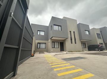 Casa · 140m² · 2 Dormitorios · 2 Cocheras · Casa en Juan A. Aguerre y Obrero Argentino