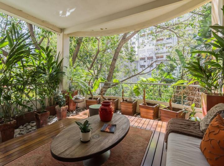 Retasado. Piso Francés con Terraza Única en Recoleta