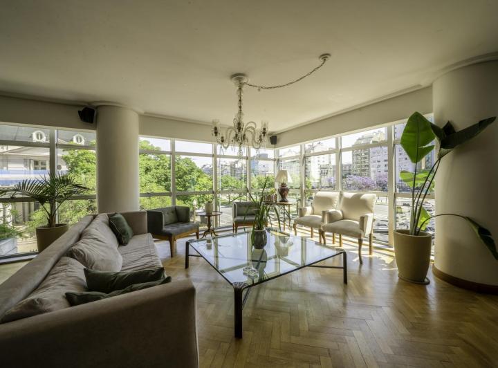 Hermoso Living Comedor Vidriado Sobre 9 de Julio – Luz, Categoría, 2 Cocheras y Seg. 24 Hs.
