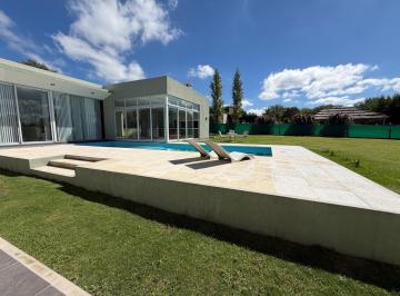 Casa · 315m² · 6 Ambientes · 4 Cocheras · Alquiler Espectacular Casa Una Planta!. Pileta Quincho Causana