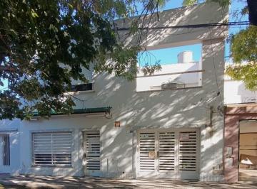 Casa · 195m² · 5 Ambientes · 1 Cochera · Casa de Frente 2 Plantas, con Cochera y Patio