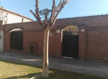 Casa · 98m² · 4 Ambientes · 3 Cocheras · Hermosa Casa 4 Ambientes con Excelente Ubicacion