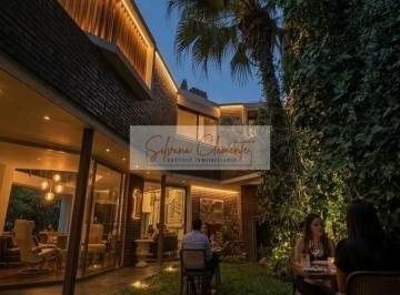 Casa · 305m² · 5 Ambientes · 2 Cocheras · Exclusiva Propiedad en El Corazon de Villa Devoto: Activo Estrategico en El Polo Gastronomico y del