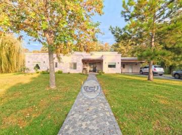 Casa · 290m² · 4 Ambientes · 2 Cocheras · Venta Casa de 4 Ambientes Fincas de San Vicente Chacras