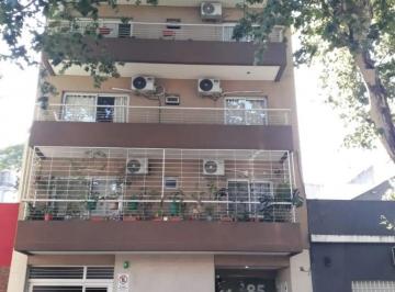 Departamento de 2 ambientes, Floresta · Depto 2 Ambs en Duplex con Patio! a m de Rivadavia! Bajas Expensas!