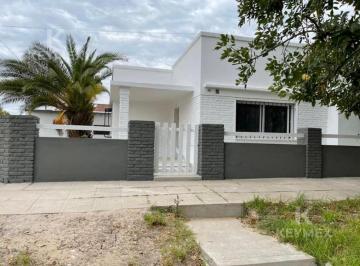 Casa · 140m² · 3 Ambientes · 2 Cocheras · Casa en Alquiler Pilar Centro