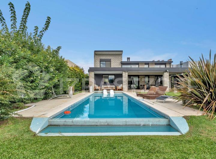 Casa · 228m² · 5 Ambientes · 2 Cocheras