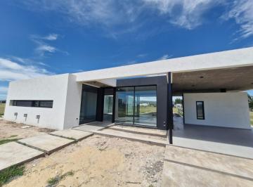 Casa · 161m² · 4 Ambientes · 2 Cocheras · Casa en Venta en Fincas de San Vicente
