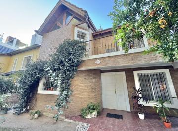 Casa · 260m² · 6 Ambientes · 2 Cocheras · Hermosa Casa 4 Dorm.