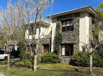 Casa · 1300m² · 8 Ambientes · 2 Cocheras · Casa en Chacras de Coria