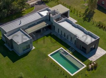 Casa · 422m² · 5 Ambientes · 4 Cocheras · Casa en Venta en Campos de Roca 1