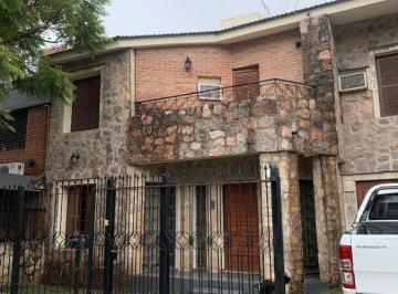 Casa · 300m² · 4 Ambientes · 2 Cocheras · Amplia Casa en Venta en Lomas de San Martin