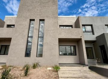Casa · 90m² · 5 Ambientes · 1 Cochera · Duplex en Venta Docta Oportunidad