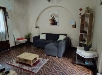 Casa · 113m² · 5 Ambientes · 1 Cochera · Venta de Casa a Refaccionar 3 Habitaciones Patio y Cochera