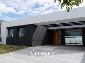 Casa · 190m² · 6 Ambientes · 2 Cocheras · Casa en Venta de 3 Dorm. en Barrio Distrito Sur