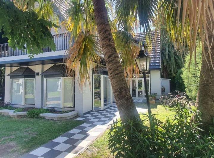 Casa · 230m² · 5 Ambientes · 2 Cocheras