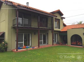 Casa · 365m² · 6 Ambientes · 3 Cocheras · Casa en Venta, 6 Ambientes en Bernal, Com Amplio Fondo Verde, Piscina y Quincho.