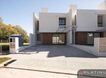 Casa · 173m² · 5 Ambientes · 2 Cocheras · Duplex en Venta de 3 Dorm. a Estrenar - Campo Chico