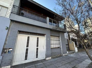 Casa · 124m² · 4 Ambientes · 1 Cochera · Casa en PH Al Fte de 3 Dorm C/gge. Apto Comercial Y/o Profesional.
