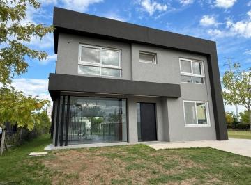 Casa · 230m² · 4 Ambientes · 2 Cocheras · Casa en Venta en Tipas, Nordelta, Tigre