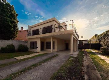 Casa · 141m² · 5 Ambientes · 1 Cochera · Amplia Casa Familiar en Dos Plantas con Fondo Libre y Terraza - Hurlingham