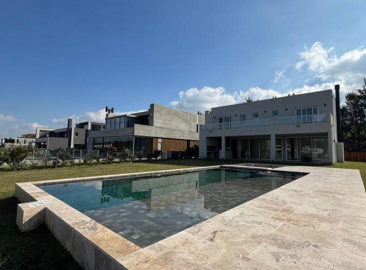 Casa · 290m² · 6 Ambientes · 3 Cocheras