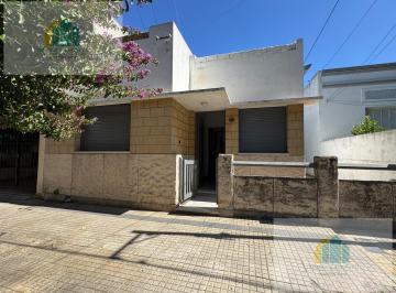 Casa · 74m² · 3 Ambientes · Venta Casa en 21 E/ 69 y 70 La Plata. 2 Dormis Amplio Verde