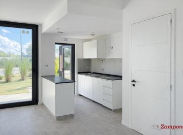 Casa · 127m² · 4 Ambientes · 1 Cochera · Venta Casa Triplex 4 Ambientes en Sunny Remeros Tigre – Jardín, Parrilla, Cochera y Equipada
