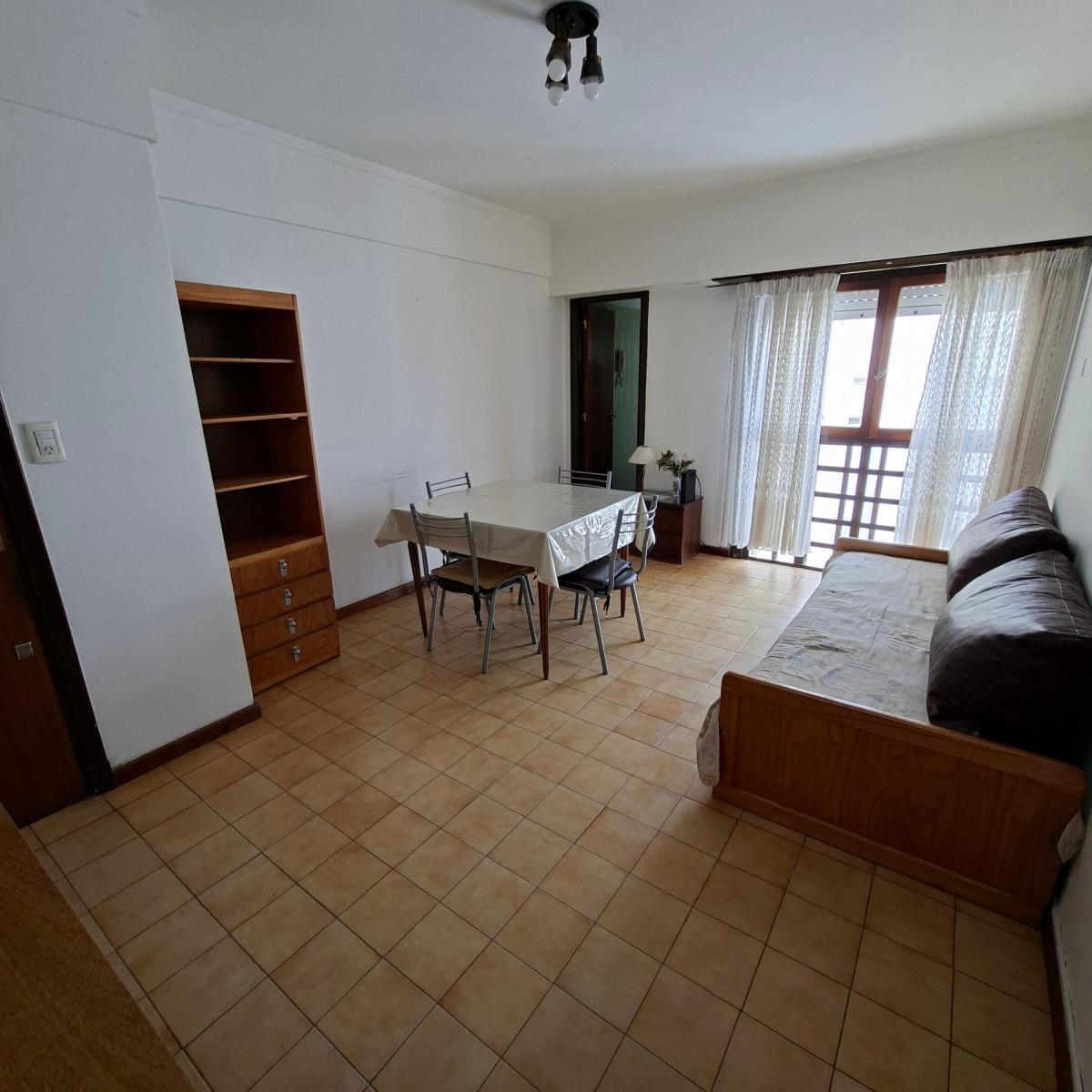 Dpto de 2 amb, 40 m2, con cochera. Piso alto, muy luminoso.