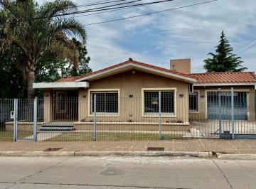 Casa · 184m² · 5 Ambientes · 3 Cocheras · Venta Casa 3 Dorm., 3 Baños, Pileta, Cochera, B° Miguel Muñoz, a Cuadras de Centro, Carlos Paz