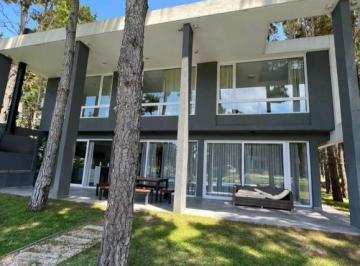 Casa · 230m² · 6 Ambientes · 2 Cocheras · Casa en Venta - 3 Dorm. 3 Baños - Pinamar