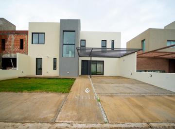Casa · 145m² · 4 Ambientes · 2 Cocheras · Vendo Casa 3 Dormirorios Terreno 250 m² - Solares de Manantiales