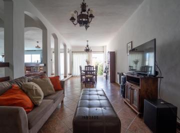Casa · 315m² · 5 Ambientes · 3 Cocheras · Casa en Venta - 4 Dorm. - Urca | Nazaret Al 3800
