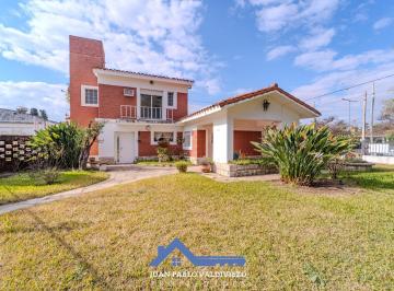 Casa · 204m² · 5 Ambientes · 1 Cochera · Casa en Venta - Estilo Colonial en B° Marqués de Sobremonte