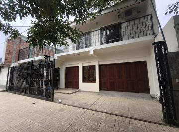 Casa · 242m² · 6 Ambientes · 1 Cochera · Casa 4 Dorm. en Barrio Jardin [ser Dueño]