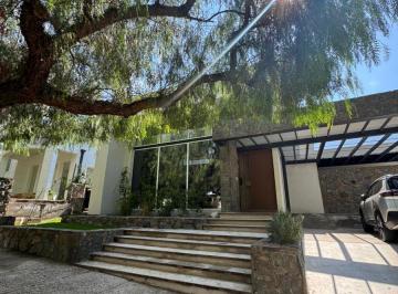 Casa · 175m² · 4 Ambientes · 2 Cocheras · Casa en Venta en Barrio Dalvian - Ciudad - Mendoza
